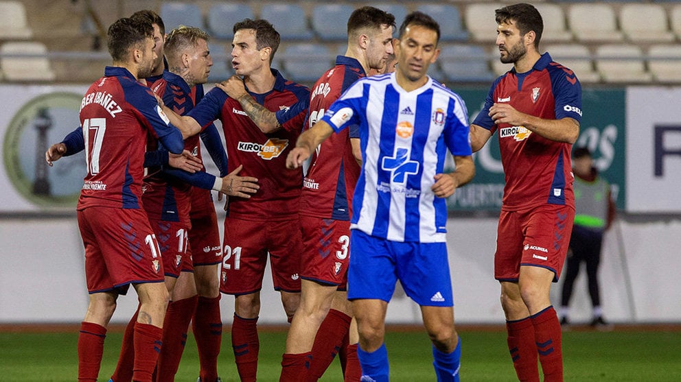 Los jugadores de Osasuna celebran el segundo gol ante el Lorca Deportiva, durante el partido de la Copa del Rey de fútbol disputado esta noche en el estadio Artés Carrasco. EFE/Marcial Guillén.