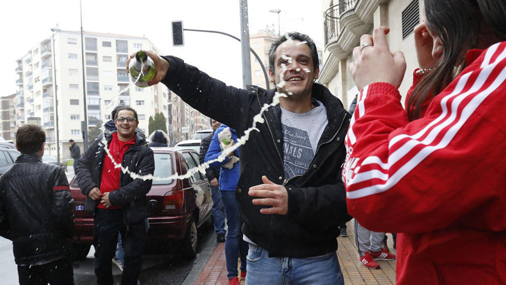 Una de las personas agraciadas en el sorteo de Navidad celebra con champán en la calle EUROPA PRESS