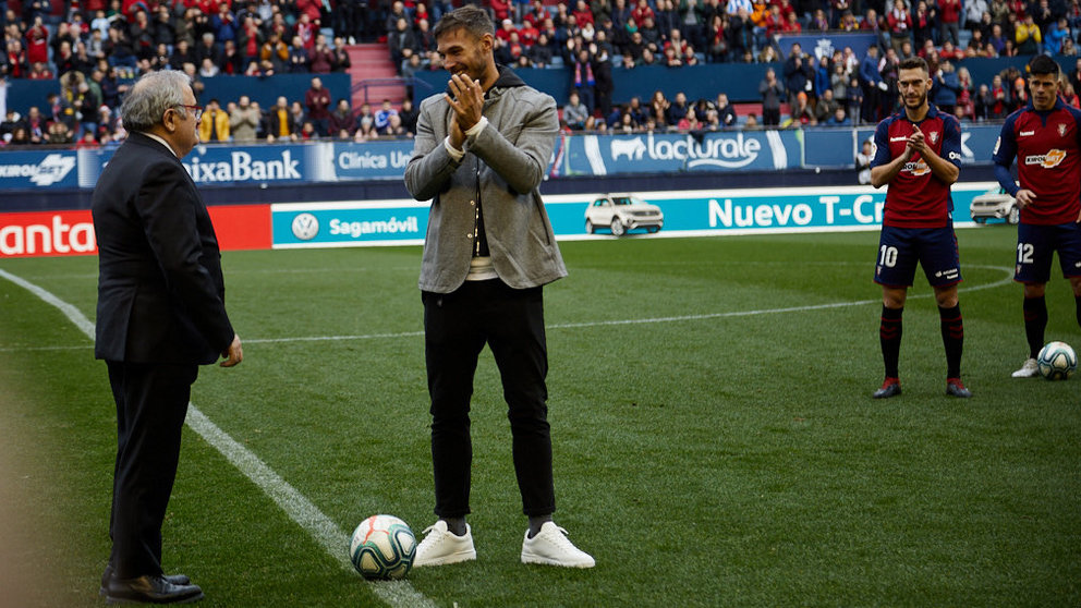 Homenaje a Xisco que ha realizado el saque de honor antes del partido entre Osasuna y Real Sociedad. IÑIGO ALZUGARAY