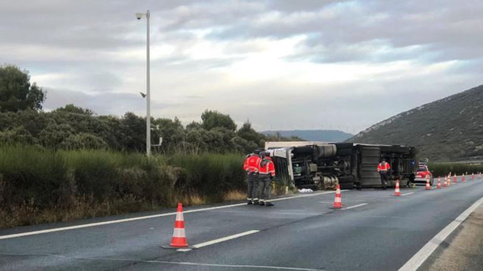 Accidente por colisión entre un coche y un camión en la Autopista de Navarra POLICÍA FORAL