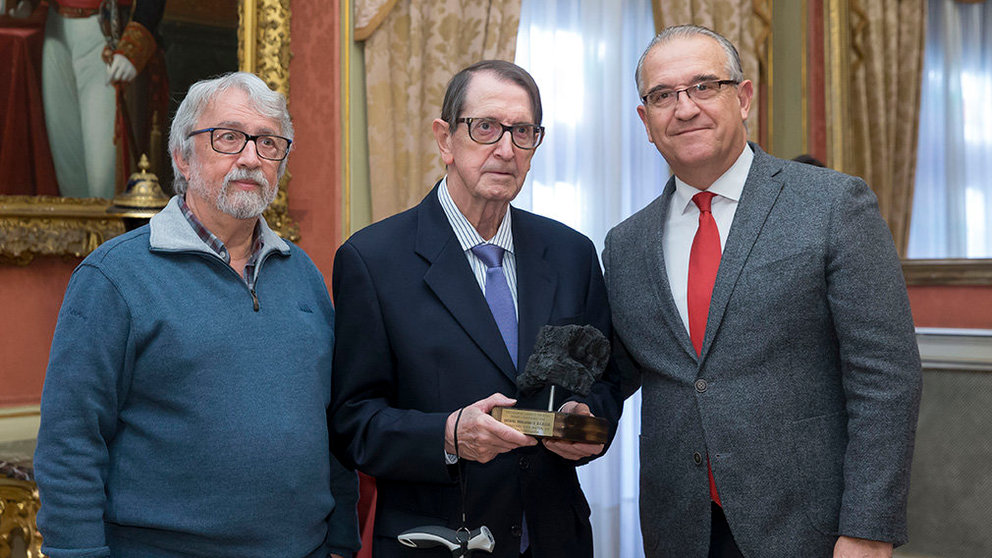 El periodista Gabriel Imbuluzqueta recibe el premio Txondorra Carbón Vegetal 2019. AYUNTAMIENTO DE PAMPLONA