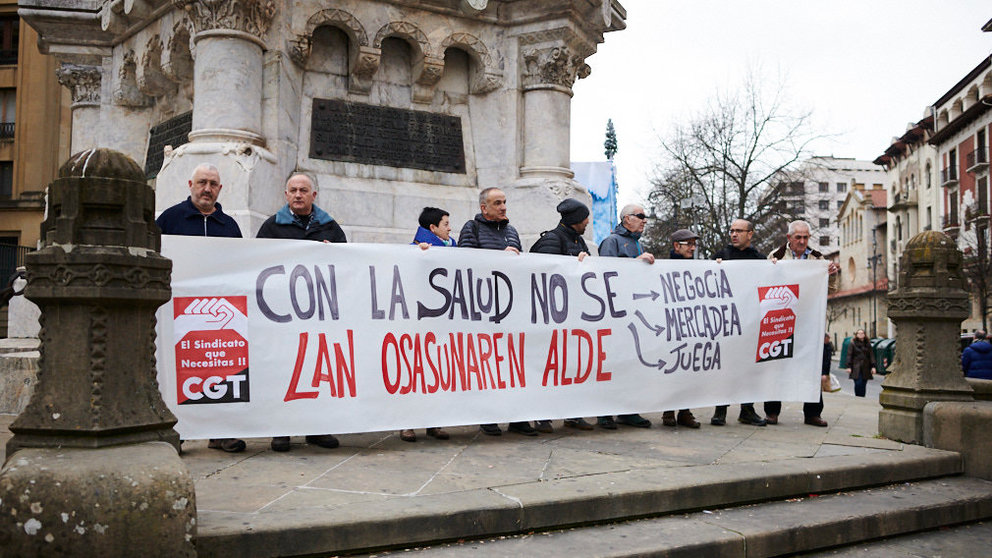 Miembros de CGT se concentran en Pamplona con el lema “ con la salud no se juega, nos están matando”. PABLO LASAOSA