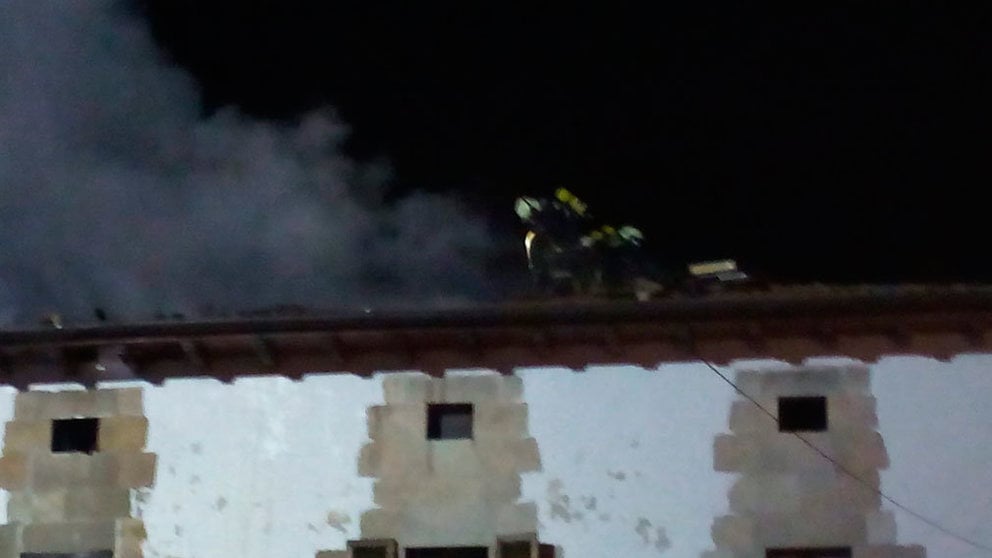 Los bomberos trabajan en la extinción del incendio de una casa en Ulzurrun. TWITTER