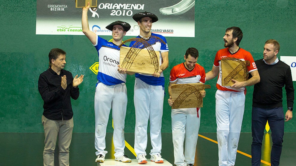 Larrañaga y Urriza celebran el título con sus txapelas. Cedida Oriamendi.