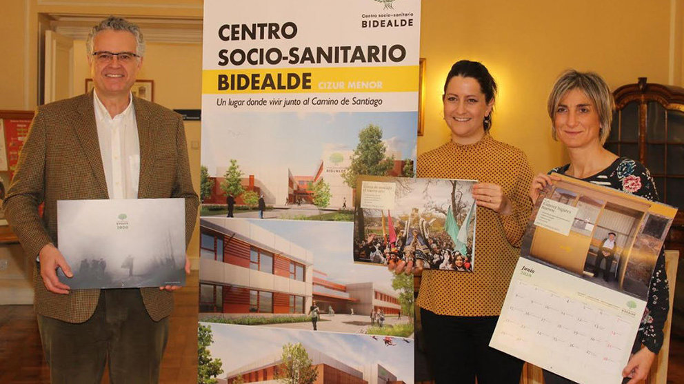 Presentación del calendario de Bidealde en el Colegio de Médicos, con Rafael Sánchez-Ostiz, Nuria Garro y Villar López CEDIDA
