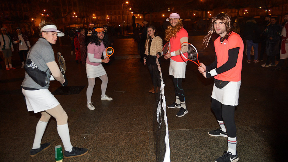 Los Pamploneses despiden el año disfrazados por las calles de Pamplona. MIGUEL OSÉS