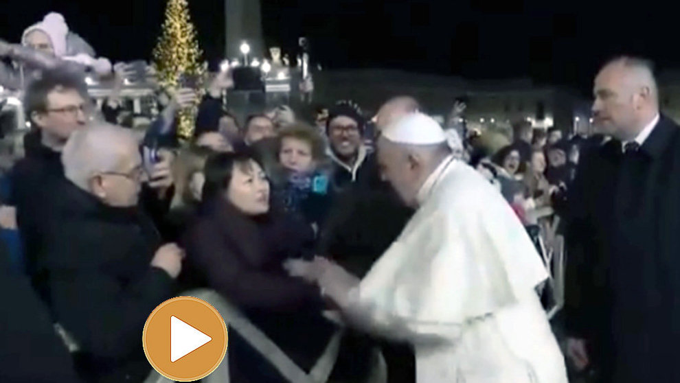 Momento en el que el Papa Francisco reprende a la mujer que le había agarrado.