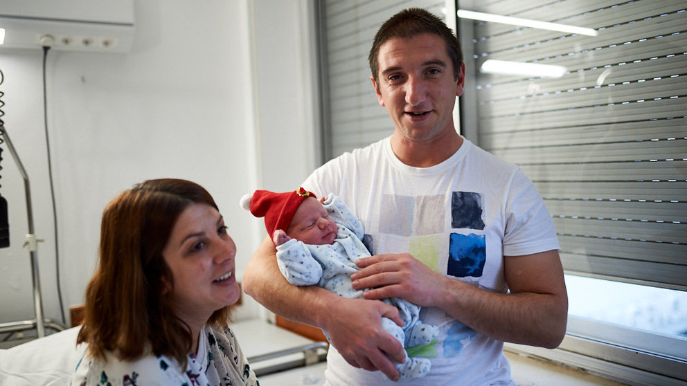 El primer niño del año 2020 que ha nacido en Pamplona. MIGUEL OSÉS
