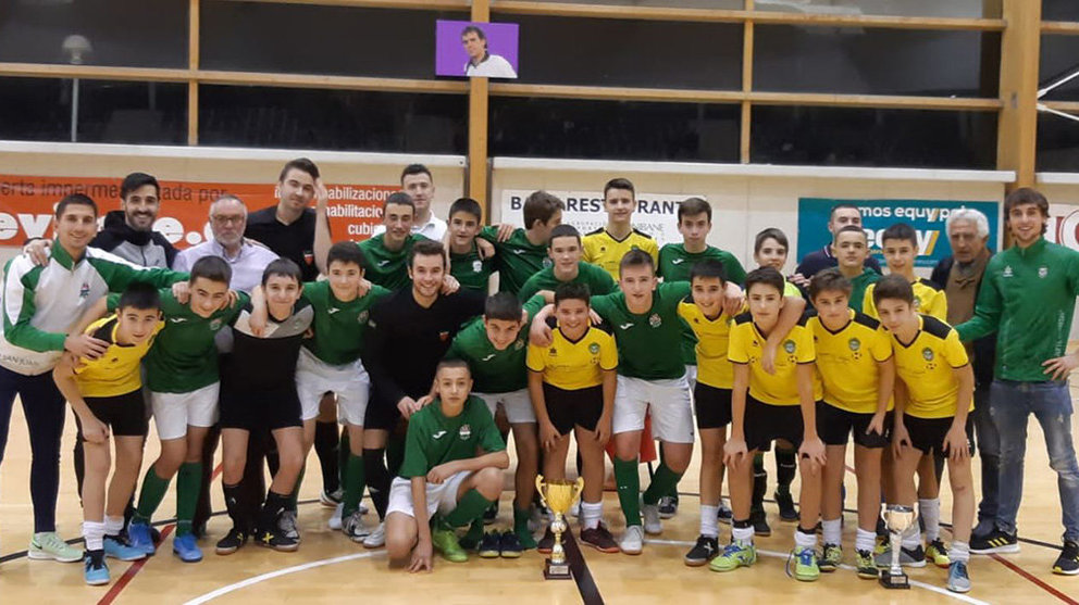 Finalistas del Memorial Asier Zabalza de fútbol sala en Pamplona. cedida.