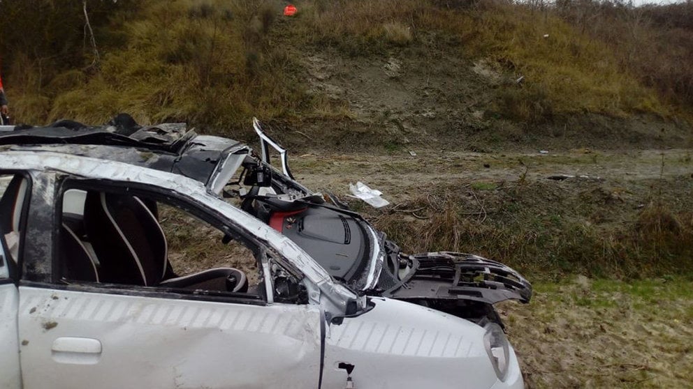 Estado del coche tras el accidente sufrido dos jóvenes en Lumbier. BOMBEROS DE NAVARRA