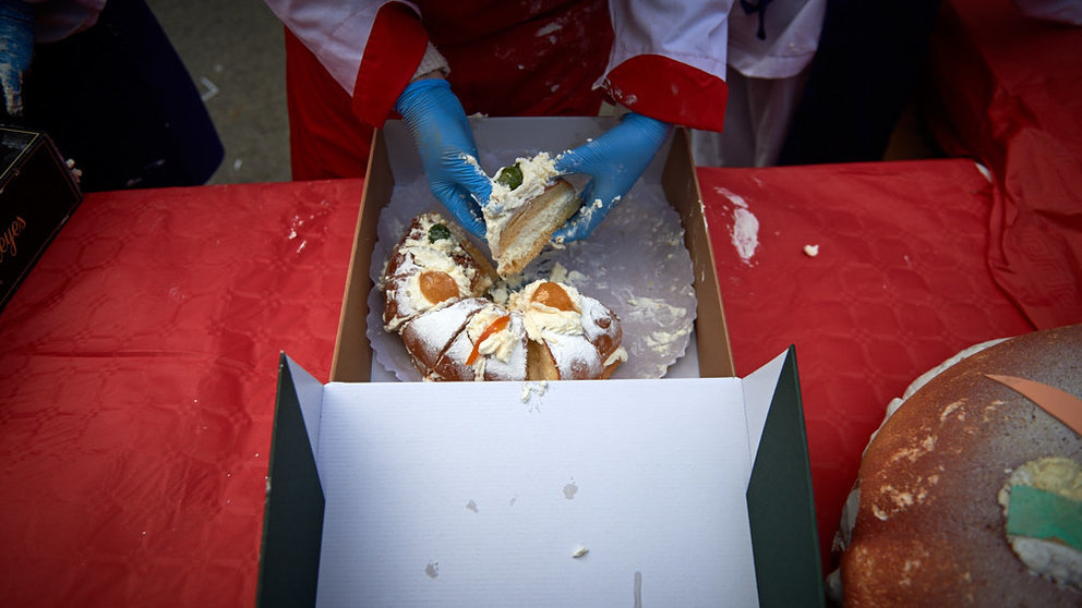 Degustación de los roscones de Reyes en la calle Bergamín con la presencia de las monturas reales. MIGUEL OSÉS