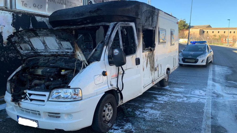 Una caravana ha ardido en Tafalla mientras estaba circulando por la localidad GUARDIA CIVIL