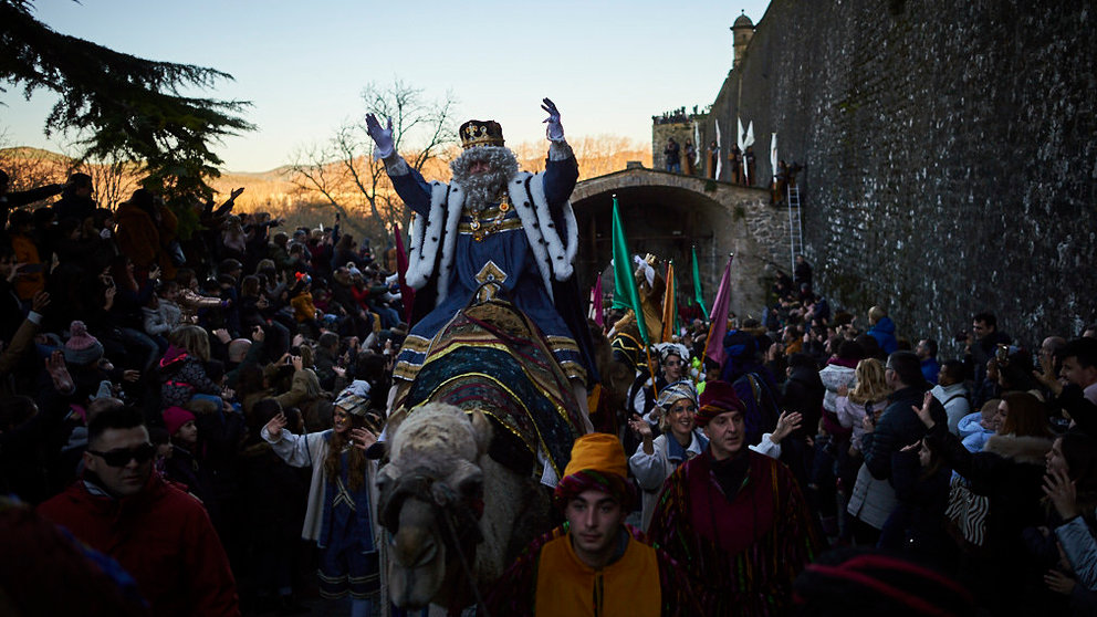 La llegada de los Reyes Magos a Pamplona a través de La Magdalena y el Portal de Francia. PABLO LASAOSA