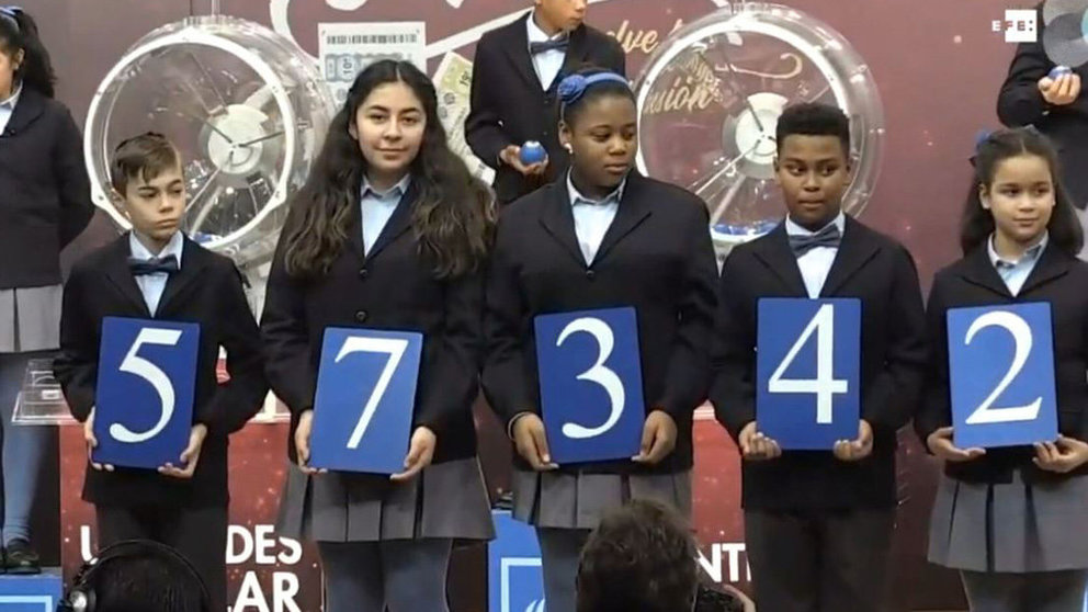 Los niños de San Idelfonso muestran el número agraciado con el primer premio del sorteo 'El Niño' EFE