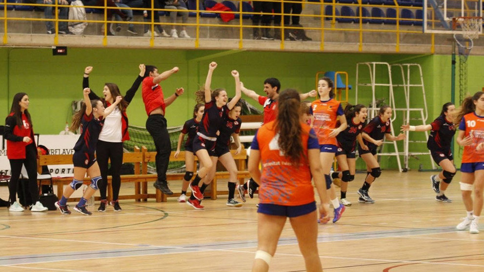La selección infantil femenina de Navarra celebra su pase a la final del Campeonato de España FNB