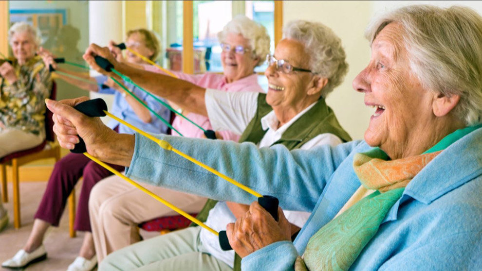 Varias mujeres hacen ejercicio en una residencia para personas mayores ARCHIVO