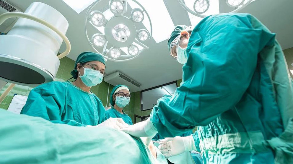 Varios médicos, durante una operación en un quirófano ARCHIVO