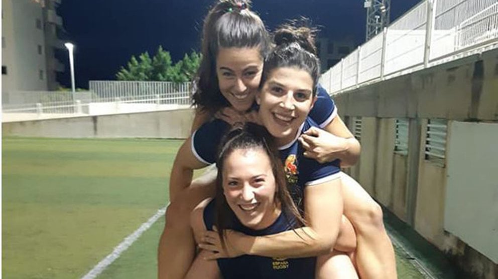 Las tres jugadoras navarras seleccionadas. Foto Federación Navarra de Rugby.