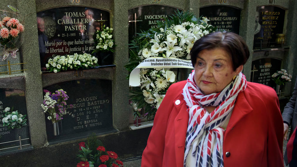 Pilar Martínez Oroz, viuda de Tomás Caballero, durante uno acto de recuerdo en el cementerio. MIGUEL OSÉS