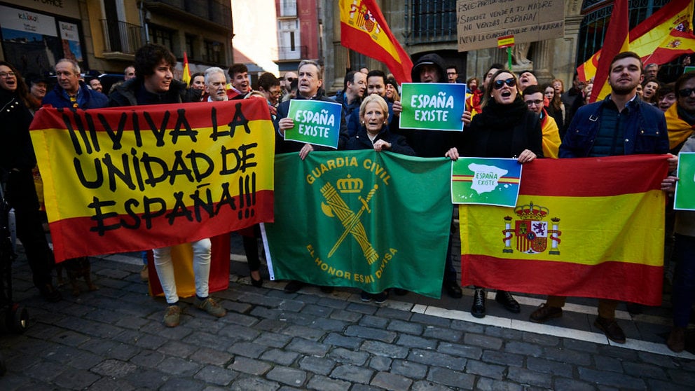 Concentración de “España Existe” a las puertas del Ayuntamiento de Pamplona con una contramanifestación con el lema “Euskal Herria Antifaxista” que ha acabado en disturbios. LV