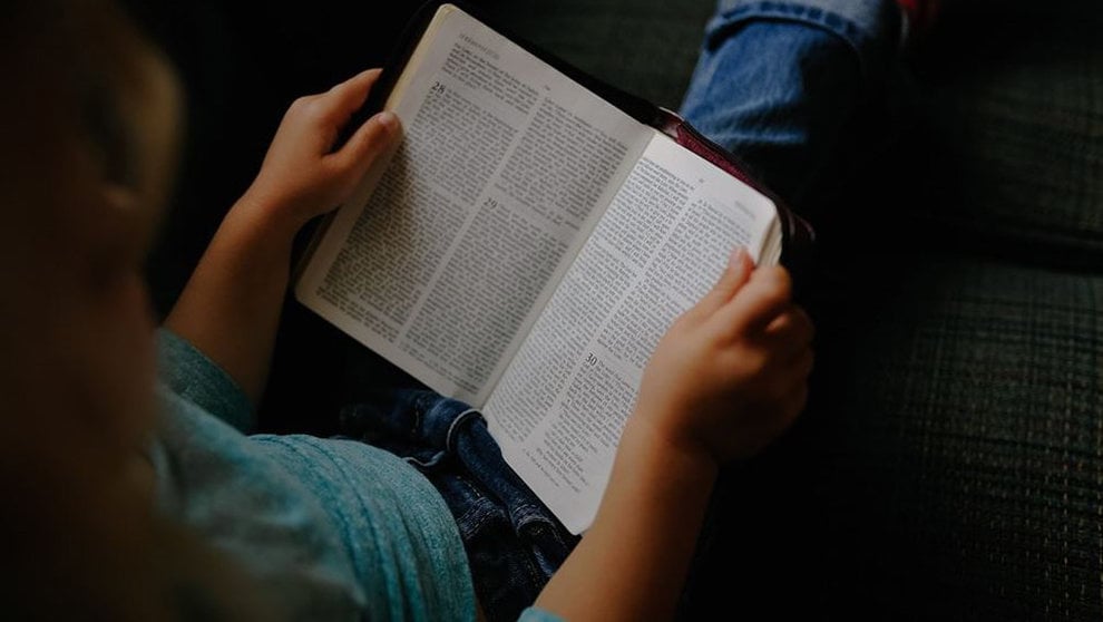 Una niña leyendo la biblia. ARCHIVO