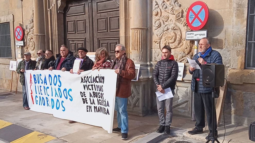 Concentración en Pamplona de la Asociación de Víctimas de Abusos de la Iglesia en Navarra EUROPA PRESS