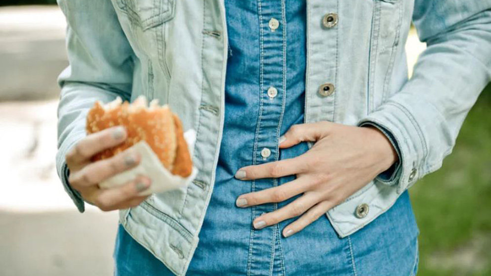 Un persona celíaca sufre dolor de tripa al comer una hamburguesa ARCHIVO