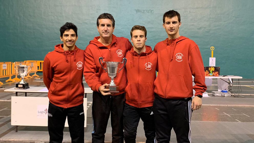 El club navarro de esgrima recibe el trofeo de campeón de liga Plata. Cedida.
