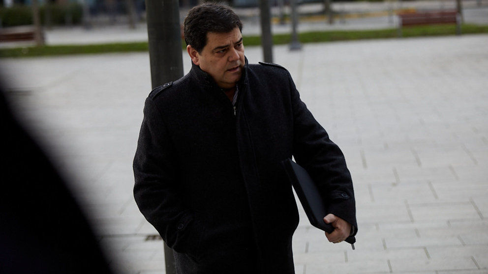 El exsecretario de la Junta Directiva de Osasuna, Pedro Baile, acude al juicio por el &#39;Caso Osasuna&#39; en el Palacio de Justicia de Pamplona. IÑIGO ALZUGARAY
