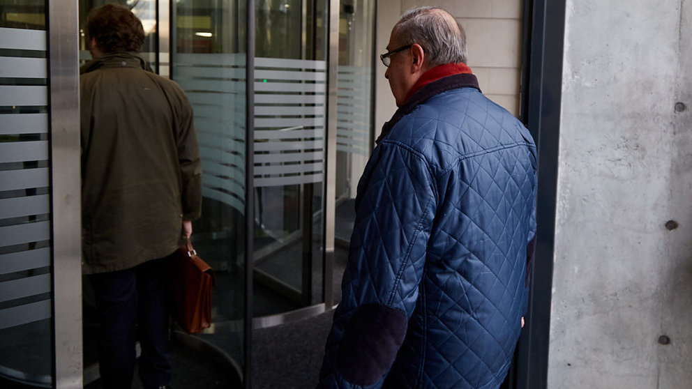 El exgerente de Osasuna, Ángel Vizcay, acude al juicio por el &#39;Caso Osasuna&#39; en el Palacio de Justicia de Pamplona. IÑIGO ALZUGARAY
