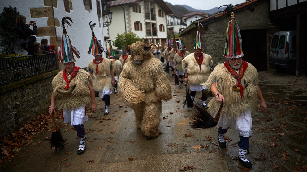 Los Joaldunak de Ituren recorren las calles del pueblo durante los carnavales. MIGUEL OSÉS