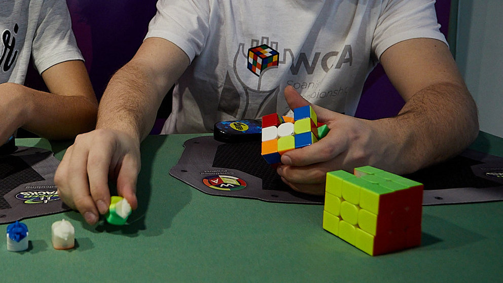 El concejal de Juventud, Fernando Aranguren, presenta el campeonato oficial de Cubos de Rubik Iruña Open 2020 en la Casa de la Juventud de Pamplona. IÑIGO ALZUGARAY