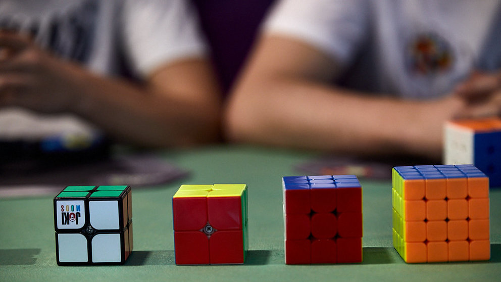 El concejal de Juventud, Fernando Aranguren, presenta el campeonato oficial de Cubos de Rubik Iruña Open 2020 en la Casa de la Juventud de Pamplona. IÑIGO ALZUGARAY