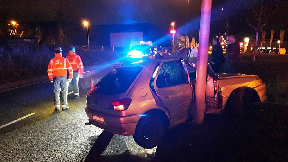 Un coche con un conductor borracho al volante impacta contra una farola en un polígono industrial de Mutilva Baja. CEDIDA