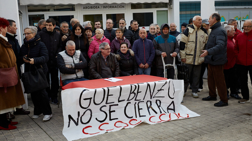 Rueda de prensa y concentración de CCOO contra el cierre de las instalaciones deportivas Guelbenzu en el barrio de La Milagrosa de Pamplona. IÑIGO ALZUGARAY