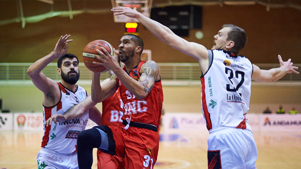 Partido entre el Basket Navarra y el Zamora en el polideportivo Arrosadía. MIGUEL OSÉS