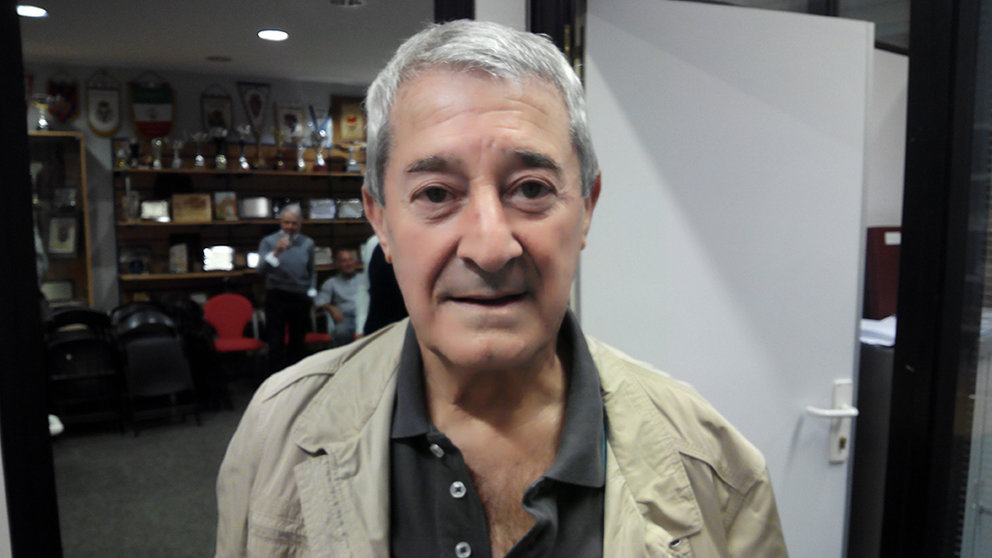 El técnico Pepe Alzate en la sede de Osasuna veteranos. Navarra.com