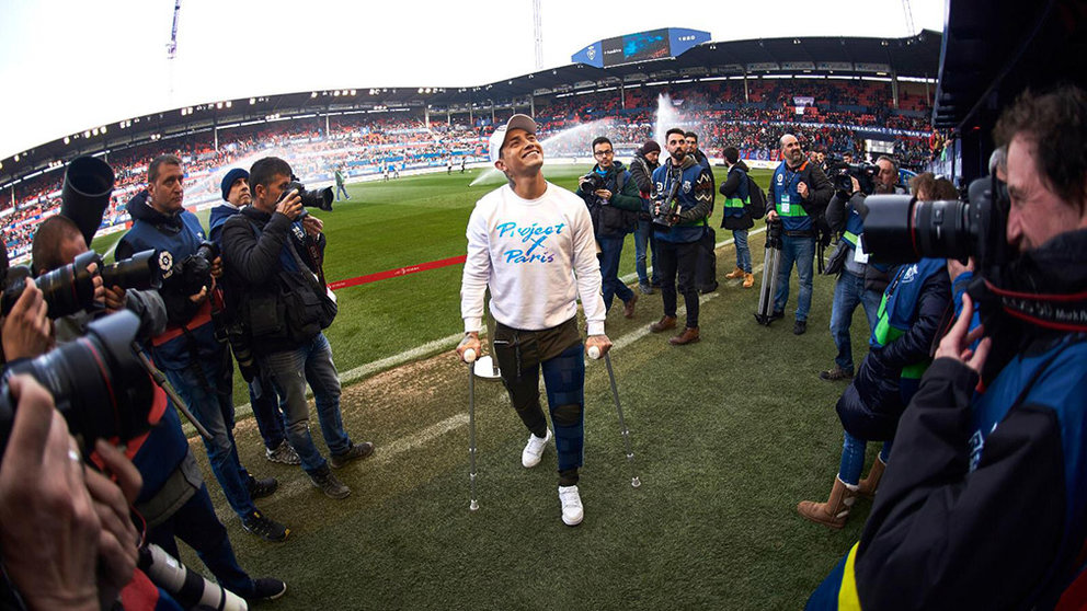 El jugador de Osasuna, Chimy Ávila, vuelve a El Sadar tras ser operado de la rodilla. MIGUEL OSÉS