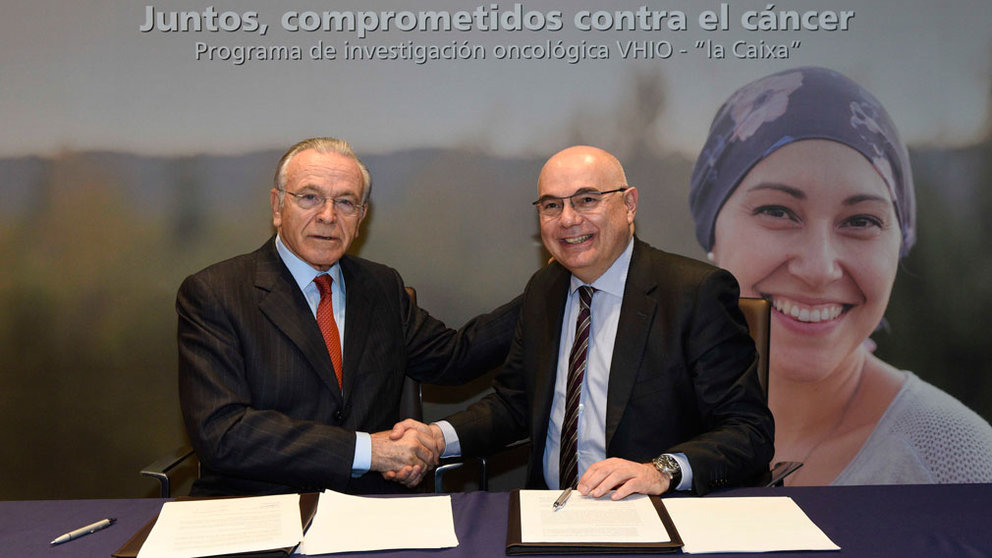 Isidro Fainé y Josep Tabernero, durante la firma del acuerdo VHIO. LACAIXA