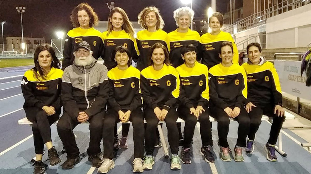 El equipo de atletismo femenino GANA posando en el estadio Larrabide de Pamplona cedida.