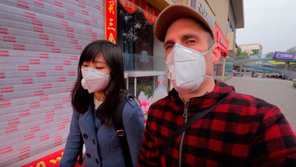 Jabier junto a su mujer pasean por un pueblo en cuarentena de la provincia de Hubei, la más afectada por el nuevo coronavirus. YOUTUBE