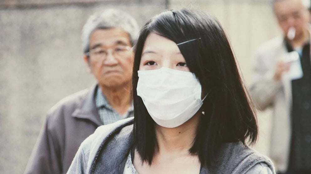 Una mujer de origen chino con una mascarilla para evitar el contagio de coronavirus ARCHIVO