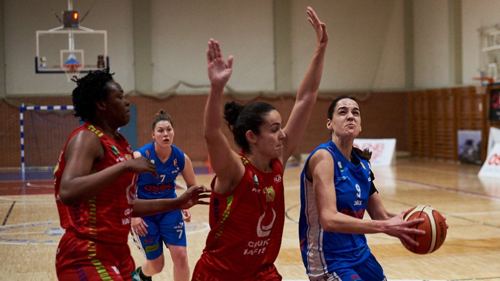 Partido entre el Ardoi femenino y el Basket Granada jugado en el polideportivo de Zizur Mayor. MIGUEL OSÉS