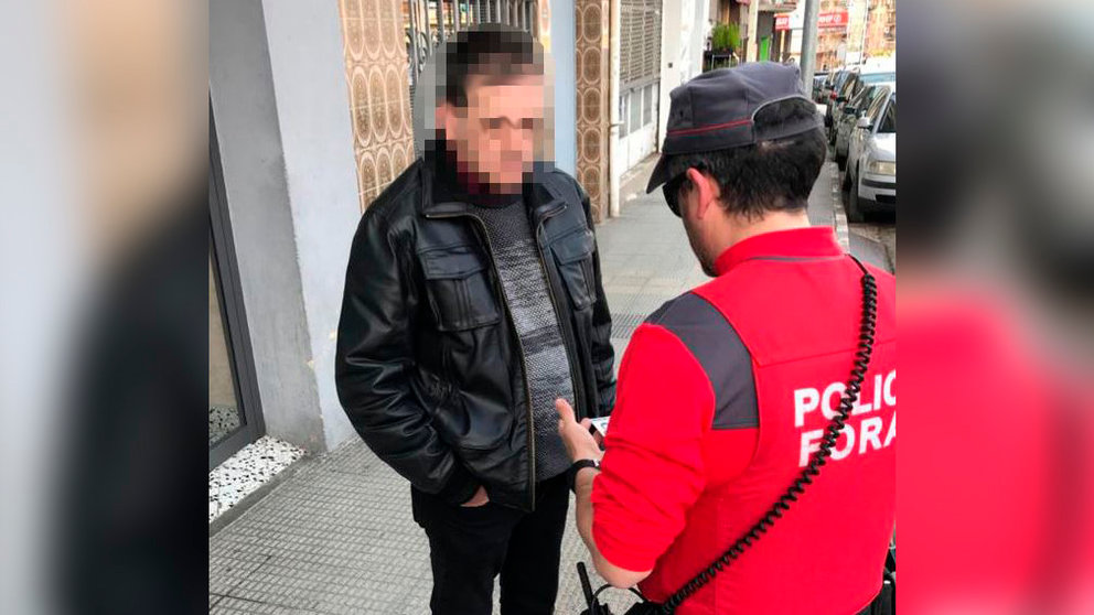 Momento de la identificación y detención de un hombre en Estella POLICÍA FORAL