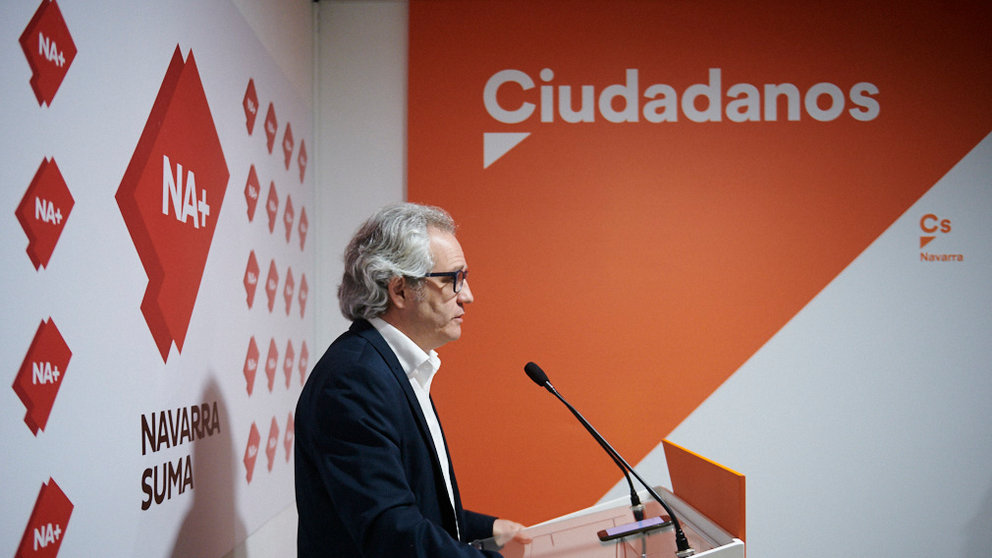 Carlos Pérez Nievas en rueda de prensa en apoyo a Fernando Sesma, concejal del Ayuntamiento de Pamplona. PABLO LASAOSA