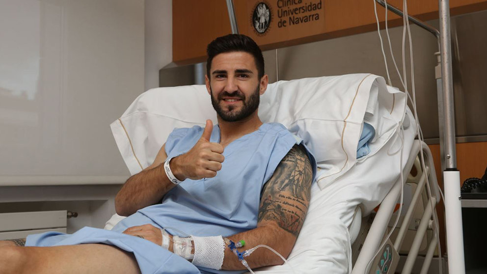 El jugador de Osasuna Raúl Navas en la clínica Universidad de Navarra. @CAOsasuna.