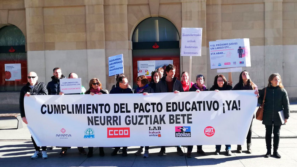 Varias personas de los sindicatos educativos protestan a las puertas del Palacio de Navarra. EP