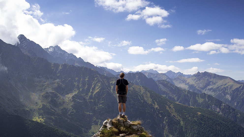 Una persona mira el horizonte desde una montaña. ARCHIVO