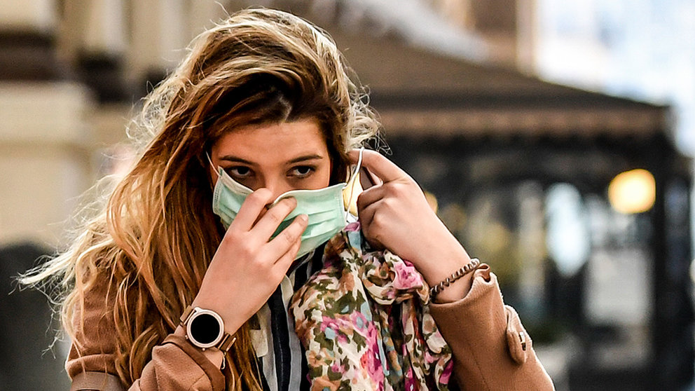24 February 2020, Italy, Milan: A pedestrian puts on a surgical mask on her face amid the outbreak of the coronavirus. Photo: Claudio Furlan/LaPresse via ZUMA Press/dpa
ONLY FOR USE IN SPAIN

24 February 2020, Italy, Milan: A pedestrian puts on a surgical mask on her face amid the outbreak of the coronavirus. Photo: Claudio Furlan/LaPresse via ZUMA Press/dpa

2/24/2020 ONLY FOR USE IN SPAIN