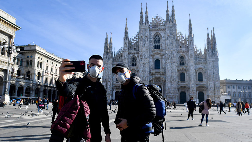 24 February 2020, Italy, Milan: Two tourists take a selfie while wearing surgical masks in front of the Duomo di Milano amid the outbreak of the coronavirus. Photo: Claudio Furlan/LaPresse via ZUMA Press/dpa
ONLY FOR USE IN SPAIN

24 February 2020, Italy, Milan: Two tourists take a selfie while wearing surgical masks in front of the Duomo di Milano amid the outbreak of the coronavirus. Photo: Claudio Furlan/LaPresse via ZUMA Press/dpa

2/24/2020 ONLY FOR USE IN SPAIN